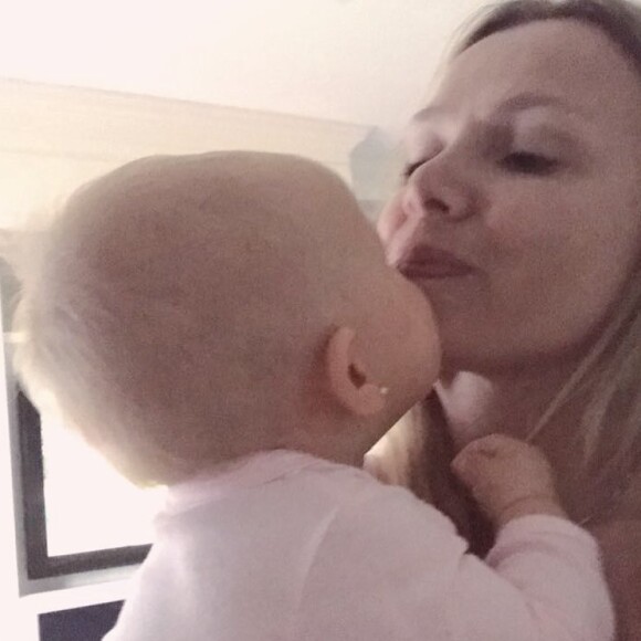 Eliana mostrou que é mesmo uma mãe coruja ao postar vídeo da filha na web