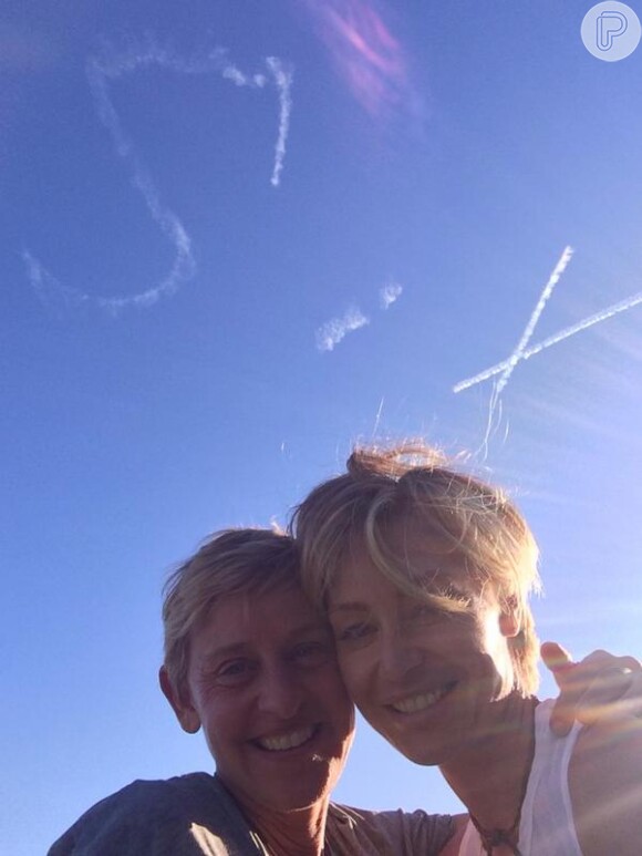 Ellen DeGeneres ganha homenagem no ceú da mulher, Portia de Rossi. A atriz pediu que um avião escrevesse o número seis no céu