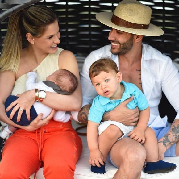 Andressa Suita e Gusttavo Lima dividem a rotina com os filhos nas redes sociais