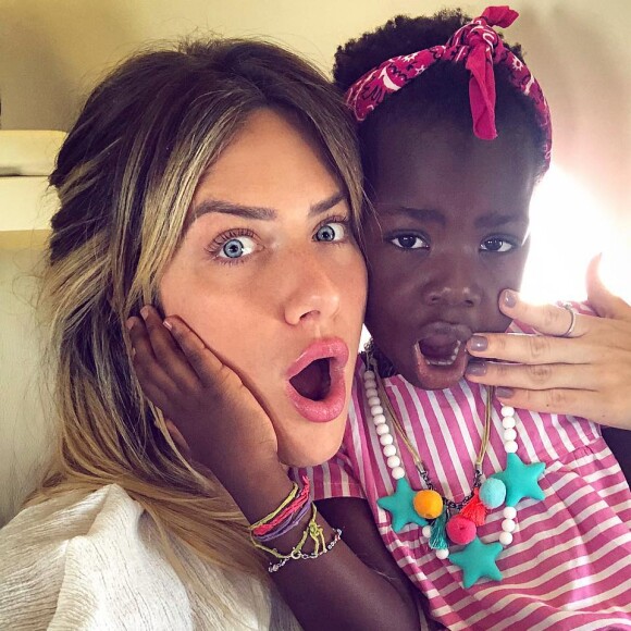 Títi, filha de Giovanna Ewbank, é estilosa desde pequena