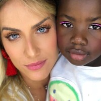 Giovanna Ewbank mostra a filha, Títi, com delineador rosa: 'Pede para maquiar'