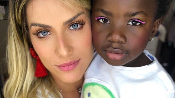 Giovanna Ewbank mostra a filha, Títi, com delineador rosa: 'Pede para maquiar'