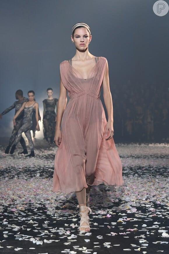 O universo da dança foi o tema explorado pela Dior, que mesclou itens esportivos aos vestidos leves