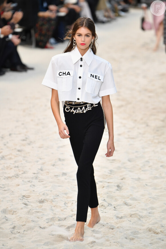 Kaia Gerber desfila para a Chanel um look que poderia ser bem básico, mas não é...