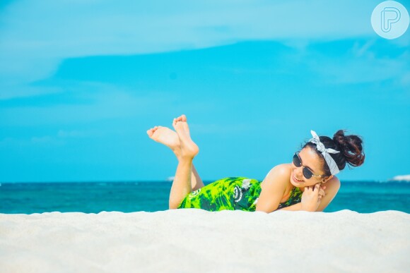 Aproveite o dia na praia para limpar as impurezas da pele com o poder de esfoliação da areia
