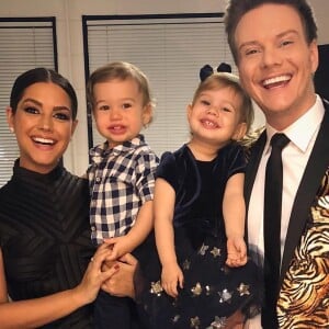 'Eu falo: 'o papai, ele canta, alegra as pessoas e é muito legal, depois ele vai voltar e ficar aqui em casa com a gente'', disse Thais Fersoza