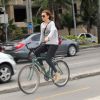 Julia Lemmertz passeou de bicicleta pela orla do Leblon, na Zona Sul do Rio, na tarde desta terça-feira, 19 de agosto de 2014