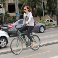 Julia Lemmertz passeia de bicicleta no Rio após ter habilitação apreendida
