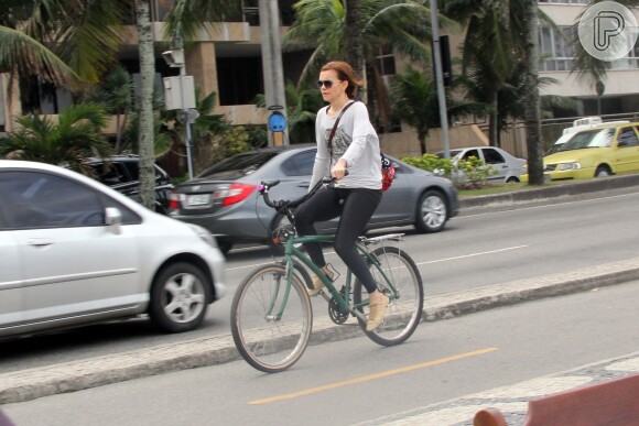 Julia Lemmertz passeou de bicicleta pela orla do Leblon, na Zona Sul do Rio, na tarde desta terça-feira, 19 de agosto de 2014