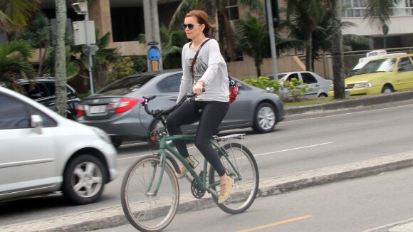 Julia Lemmertz passeia de bicicleta no Rio após ter habilitação apreendida