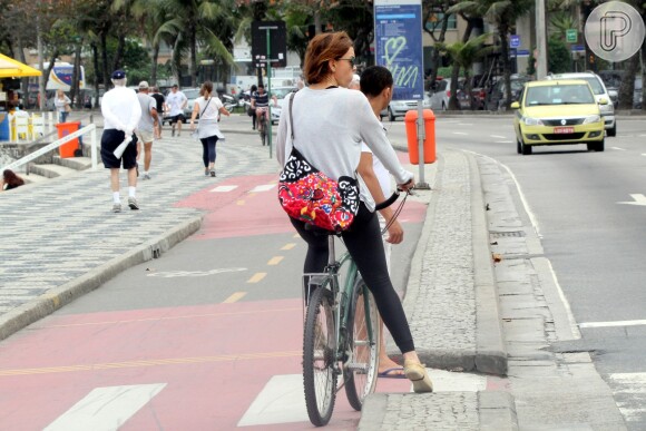 Julia Lemmertz passeou de bicicleta pela orla do Leblon, na Zona Sul do Rio, na tarde desta terça-feira, 19 de agosto de 2014. Durante o passeio a atriz chamou a atenção por estar com os cabelos bem mais curtos