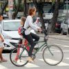 Julia Lemmertz passeou de bicicleta pela orla do Leblon, na Zona Sul do Rio, na tarde desta terça-feira, 19 de agosto de 2014. Durante o passeio a atriz chamou a atenção por estar com os cabelos bem mais curtos