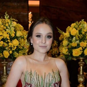 Larissa Manoela se apresentou na festa de casamento da chef Beca Milano e do diretor Fernando Pelégio