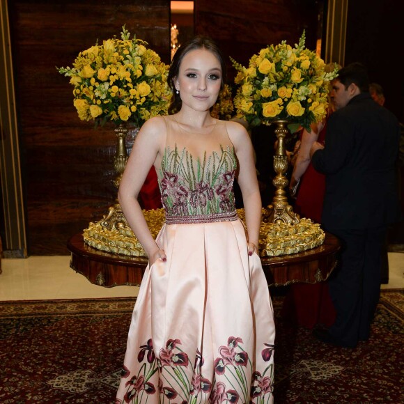 Larissa Manoela se apresentou na festa de casamento da chef Beca Milano e do diretor Fernando Pelégio