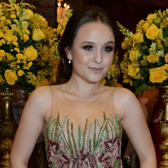 Larissa Manoela tenta pegar buquê na festa de casamento da chef Beca Milano e do diretor Fernando Pelégio, em São Paulo, em 7 de outubro de 2018