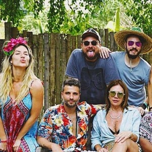 Giovanna Ewbank e Bruno Gagliasso posam com Títi ao lado de família da atriz