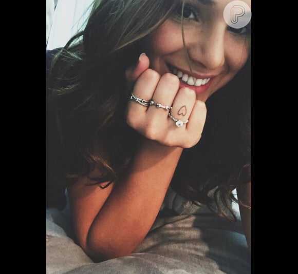 Bruna Marquezine tem um coração tatuado em um dos dedos da mão esquerda