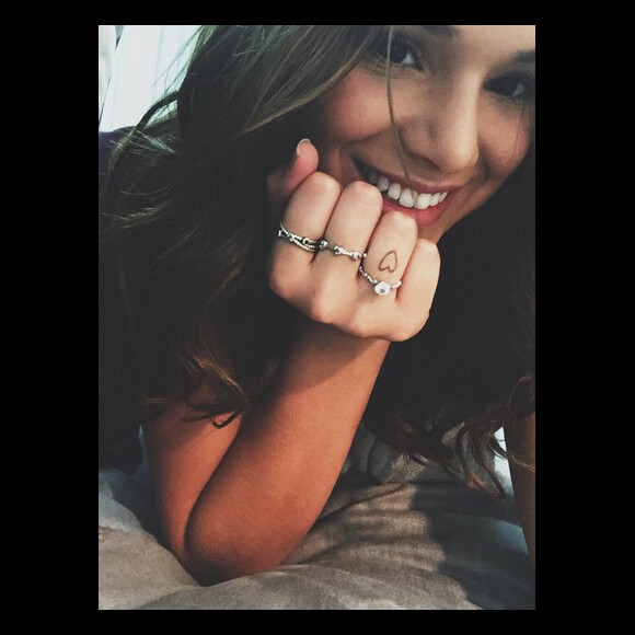 Bruna Marquezine tem um coração tatuado em um dos dedos da mão esquerda