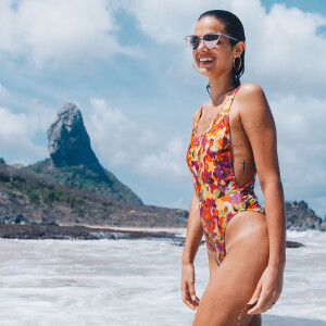 Bruna Marquezine tem uma cruz tatuada na lateral do corpo