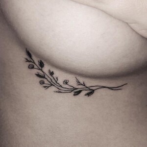Bruna Marquezine tatuou um ramo de flores embaixo do seio