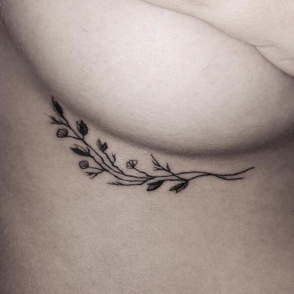 Bruna Marquezine tatuou um ramo de flores embaixo do seio