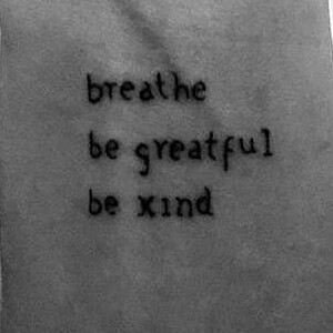 Bruna Marquezine tatuou breathe, be greatful, be kind no pulso