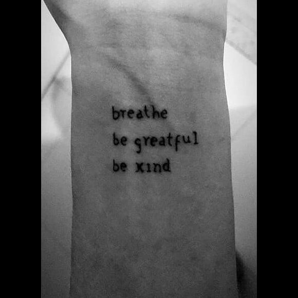 Bruna Marquezine tatuou breathe, be greatful, be kind no pulso