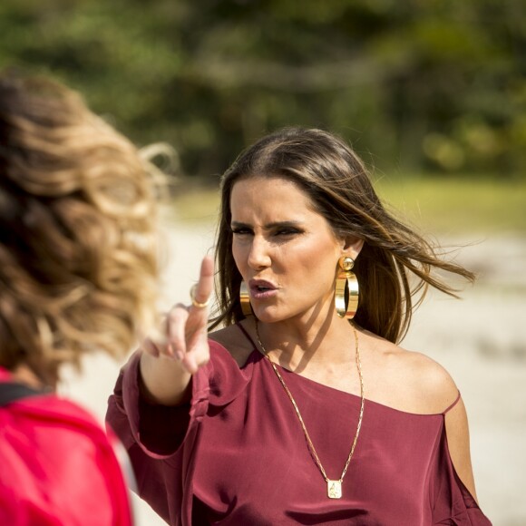 Karola (Deborah Secco) fica desesperada ao se ver em carro com Laureta (Adriana Esteves): 'Freira safada'