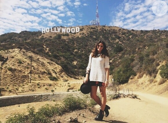 Bruna Marquezine posa aos arredores do letreiro de Hollywood, em Los Angeles, EUA