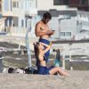 Bruna Marquezine aproveita dia de praia com guia em Los Angeles