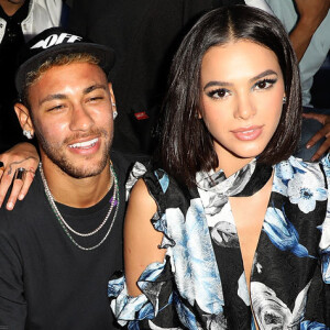 Fãs do casal Brumar acreditam que a foto seja uma espécie de retratação. É que no último dia 29 de setembro, a marca postou uma imagem cortada no qual a atriz havia posado ao lado do namorado e da modelo internacional Cara Delevingne