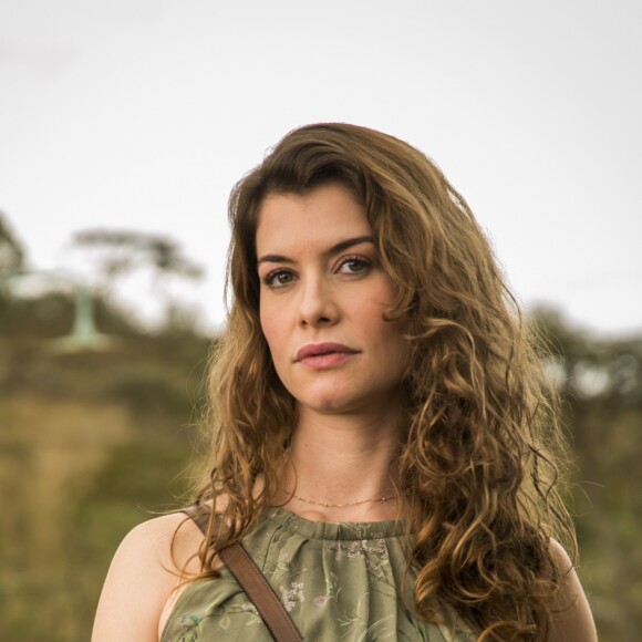 Isabel (Alinne Moraes) grita com Priscila (Clara Galinari) após flagra de vídeo com beijo
