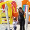 Letícia Birkheuer vai à praia com o filho, João Guilherme, de 2 anos