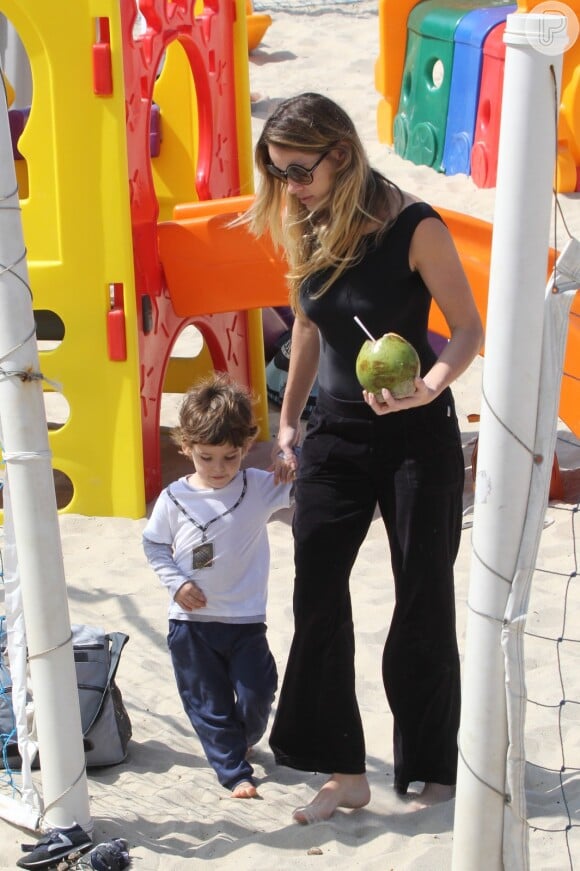 Letícia Birkheuer vai à praia com o filho, João Guilherme, de 2 anos