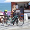 Letícia Birkheuer deixa praia do Leblon, no Rio, de bicicleta após manhã com o filho, João Guilherme, de 2 anos