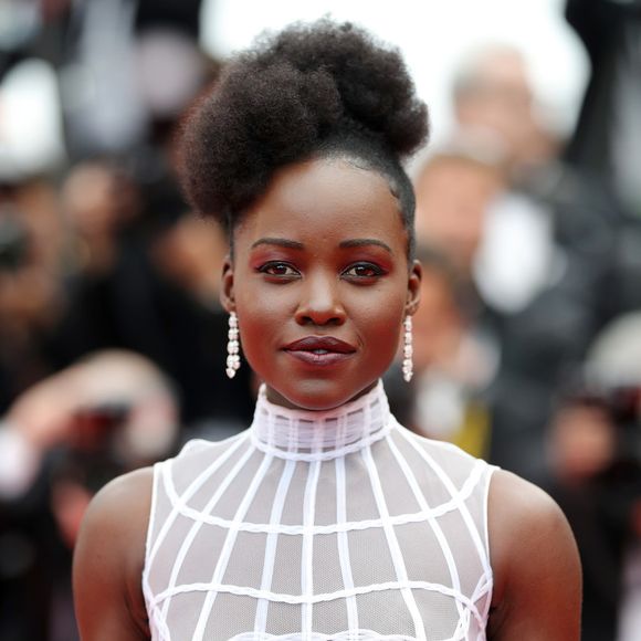 Lupita Nyong'o é uma atriz nascida no Quênia: ela é embaixadora da Lancôme, marca francesa de produtos de maquiagem, pele e cabelo, desde 2014