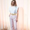 Aqui, nessa produção de Alberta Ferretti a clochard em jeans rosinha foi combinada à rasteira em estilo gladiador, t-shirt branca e cinto contrastante