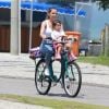 Deborah Secco passeia de bicicleta com a filha, Maria Flor nesta quarta-feira, dia 10 de outubro de 2018