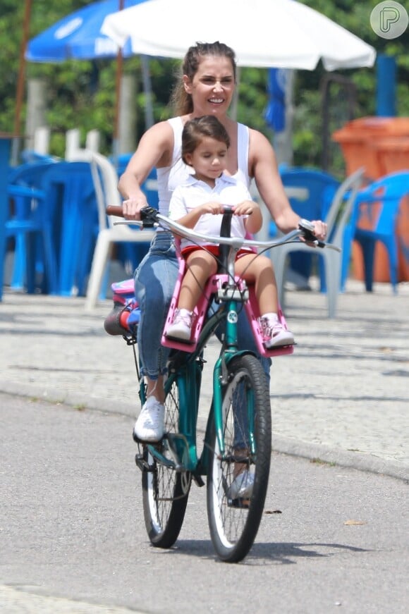 Deborah Secco se diverte em passeio de bike com a filha, Maria Flor