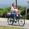 Deborah Secco buscou a filha, Maria Flor, na escola de bicicleta e foi clicada durante passeio com ela