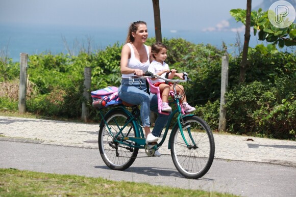 Deborah Secco buscou a filha, Maria Flor, na escola de bicicleta e foi clicada durante passeio com ela