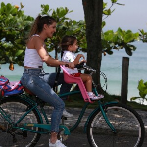 Deborah Secco escolheu um look prático para o programa em família