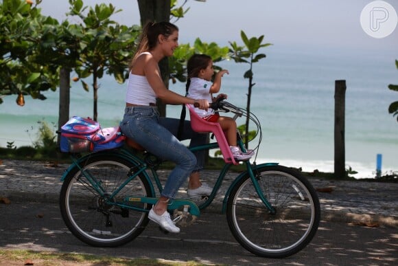Deborah Secco tem adotado a bicicleta como veículo de transporte recentemente