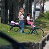 Deborah Secco, na companhia da filha, Maria Flor, passeia de bike no Rio de Janeiro