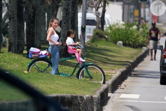 Deborah Secco, na companhia da filha, Maria Flor, passeia de bike no Rio de Janeiro