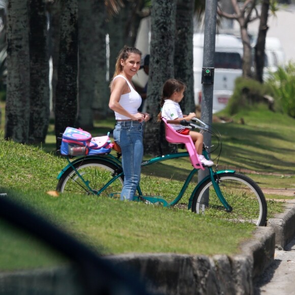 Deborah Secco, na companhia da filha, Maria Flor, passeia de bike no Rio de Janeiro