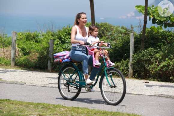 Deborah Secco passeia de bicicleta com a filha, Maria Flor, de 2 anos e 10 meses