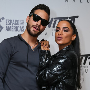 Maluma posa com a noiva e seguidores a comparam à Anitta, em 10 de outubro de 2018