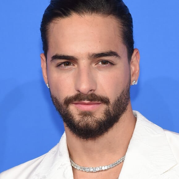 Maluma legendou a foto com Natalia Barulich com um desenho de cachorro-quente, já que os dois aparecem com conjuntos iguais da Adidas nas cores vermelho e amarelo