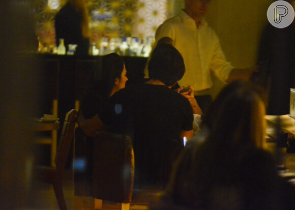 Tatá Wernerck jantou acompanhada de moreno em restaurante no Rio